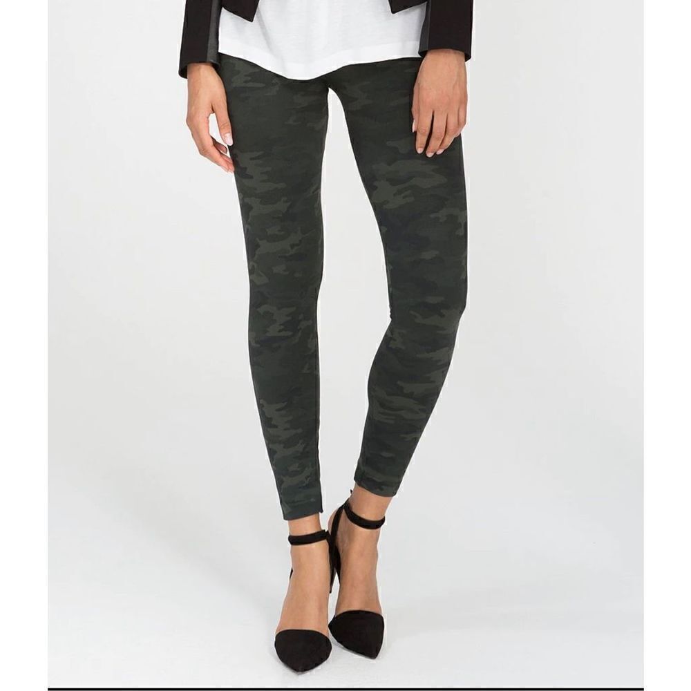 SPANX Look At Me Now Seamless Cropped Leggings Camouflage Size Medium